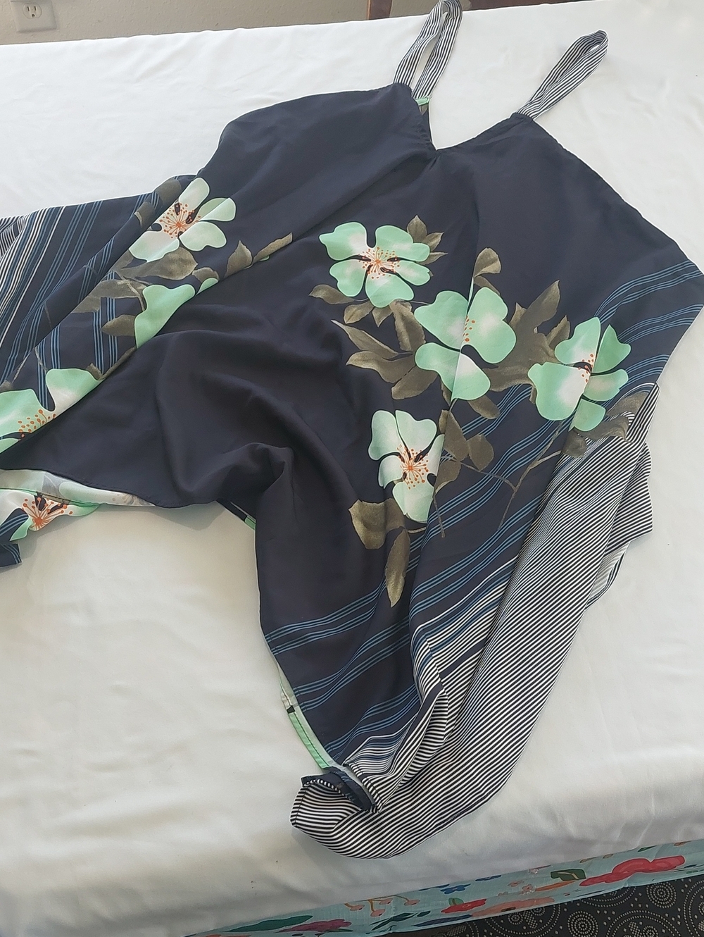 Classic CW Classics Navy and Light Green Floral Tank.Size XL